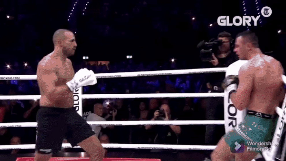 Trận kick-boxing kết thúc kỳ lạ bằng cú đá… vô tình hạ gục đối thủ - 1