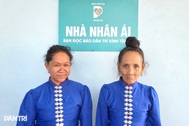 Mẹ khuyết tật nuôi con tâm thần được bạn đọc Dân trí tặng nhà Nhân ái