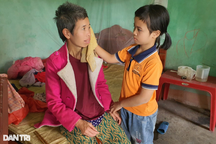 Bé gái 9 tuổi không cha, "gồng mình" chăm mẹ tâm thần