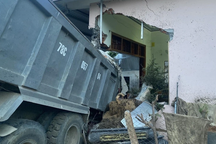 Xe tải lao vào nhà dân, 3 em nhỏ bị thương