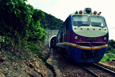 “Tàu anh qua núi”