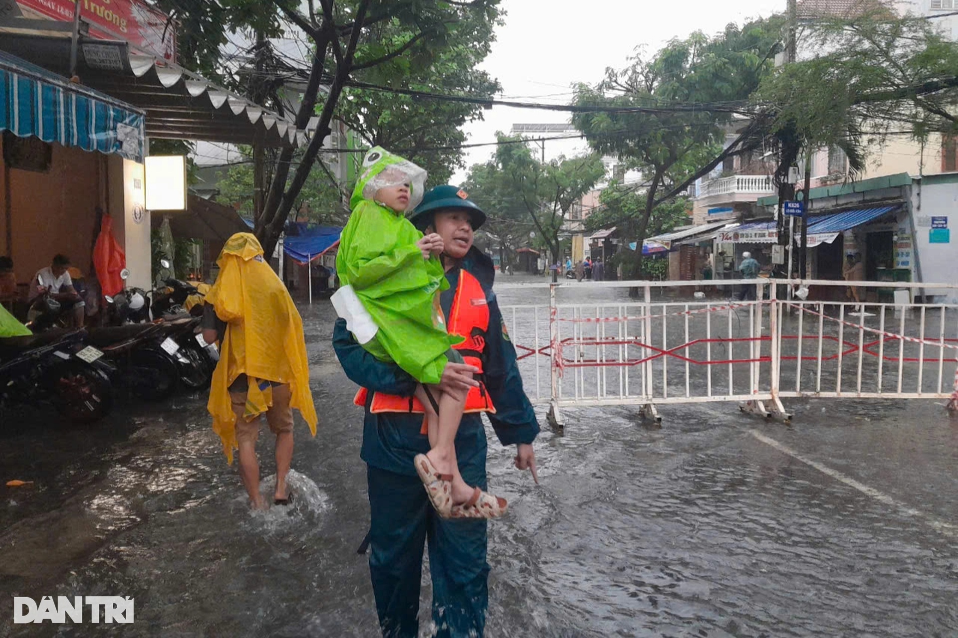 Bộ đội, công an vào rốn ngập ở Đà Nẵng sơ tán dân - 10 Bộ đội, công an vào rốn ngập ở Đà Nẵng sơ tán dân - 10