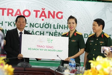 Trao tặng bộ sách “Ký ức người lính” cho thư viện Quân đội