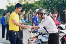 ĐBSCL: Hàng ngàn chai nước miễn phí làm “mát lòng” sĩ tử, phụ huynh