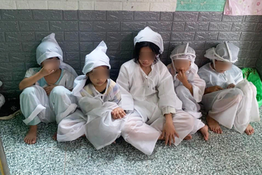 Xót xa cảnh chồng đâm chết vợ, 5 con nhỏ bơ vơ