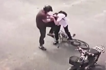 Cha cậu bé bị bố bạn chặn đánh: "Con trẻ nằm viện, người đánh vẫn lơ!"