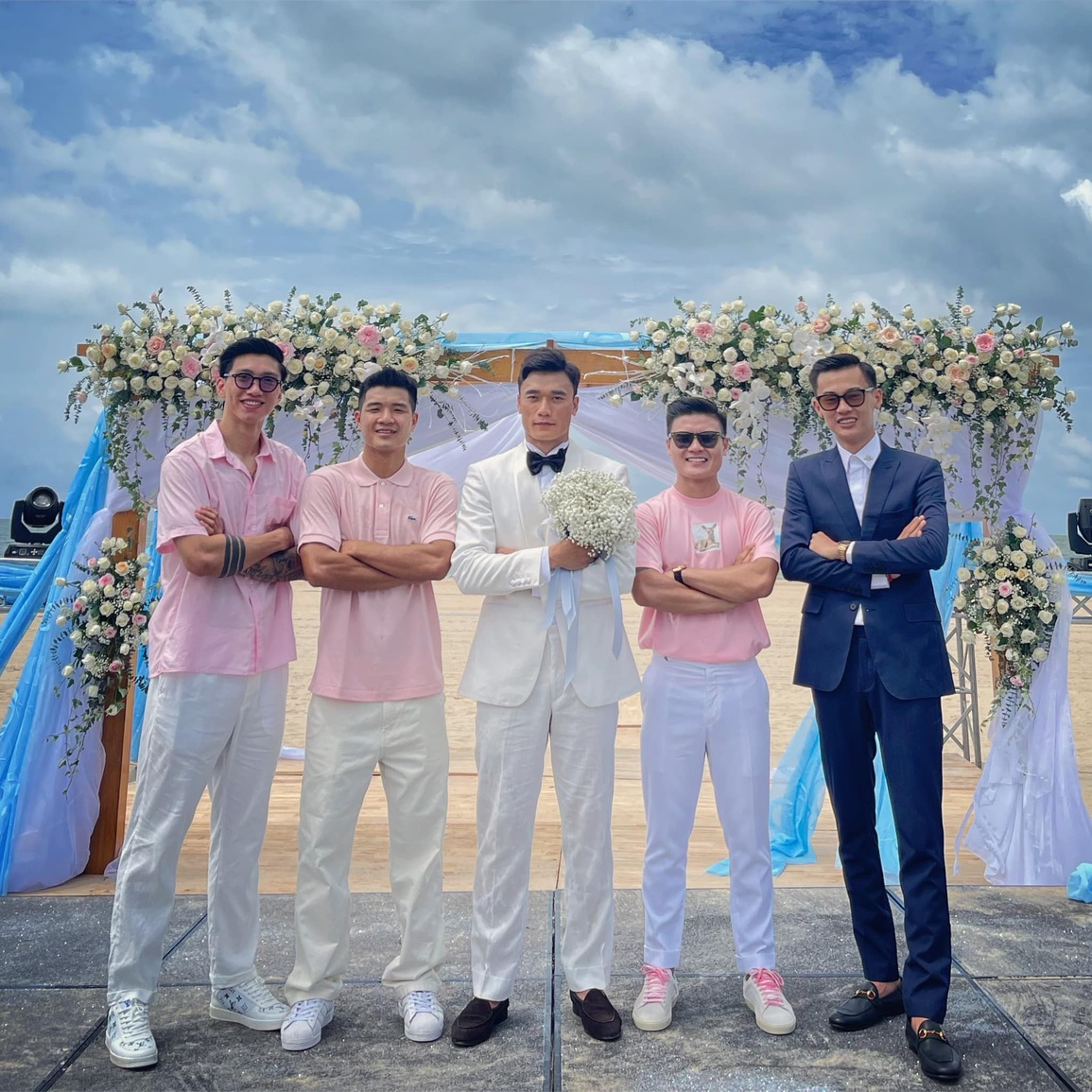 Thủ môn Bùi Tiến Dũng bí mật kết hôn với người mẫu Tây sinh năm 2000 - 2 Thủ môn Bùi Tiến Dũng bí mật kết hôn với người mẫu Tây sinh năm 2000 - 2