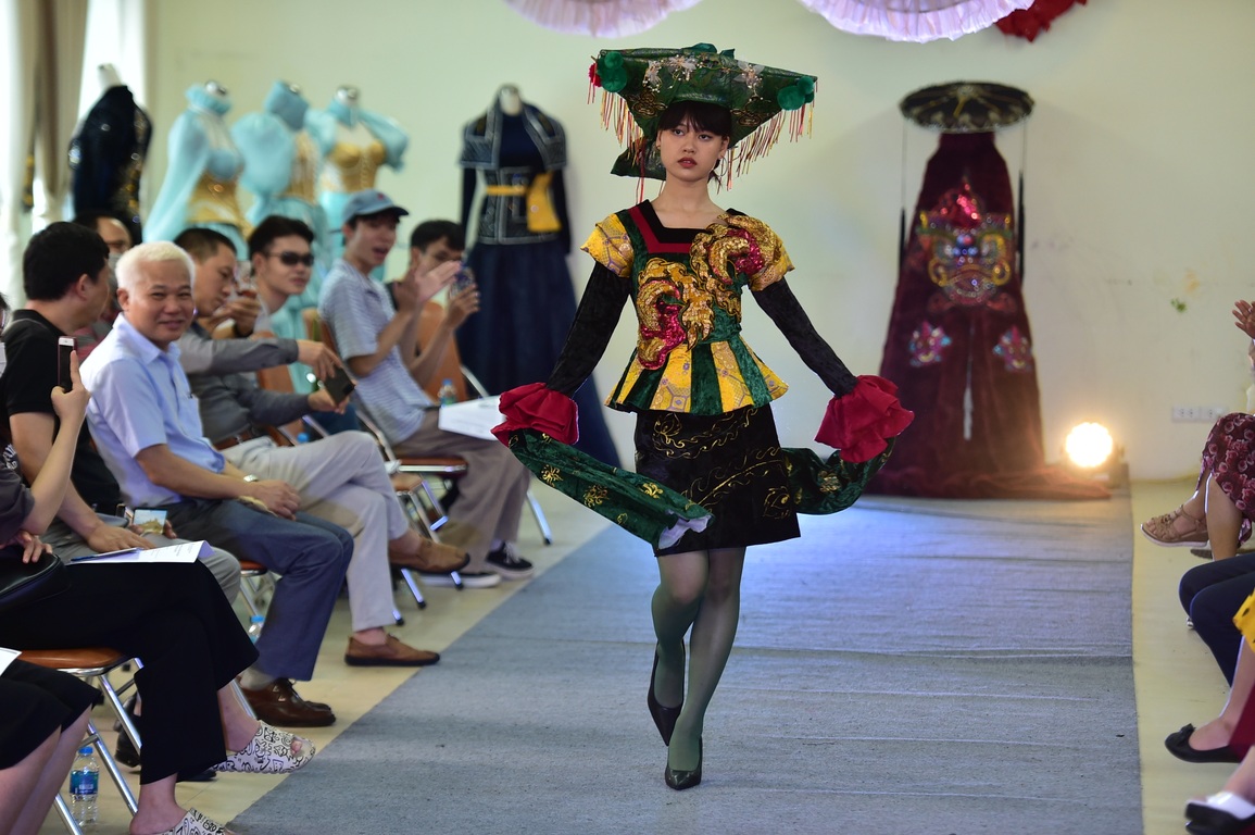 Màn trình diễn thời trang phi giới tính do sinh viên Hà Nội thiết kế - 10