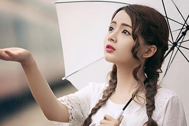 Bộ ảnh "búp bê ảnh thẻ" dạo bước giữa cơn mưa Sài Gòn