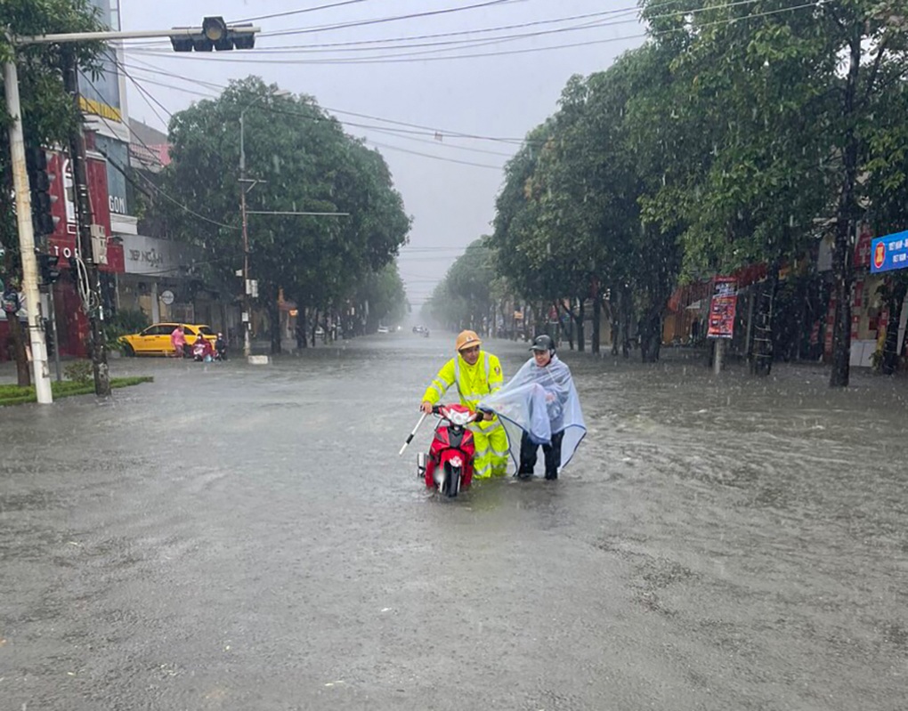 Trận mưa lớn hiếm gặp khiến đường phố thành Vinh ngập sâu - 8 Trận mưa lớn hiếm gặp khiến đường phố thành Vinh ngập sâu - 8