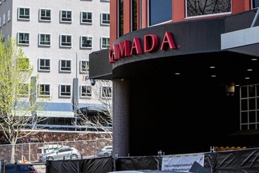 Xé ga giường khách sạn, bện thành dây đu qua cửa sổ trốn khỏi nơi cách ly