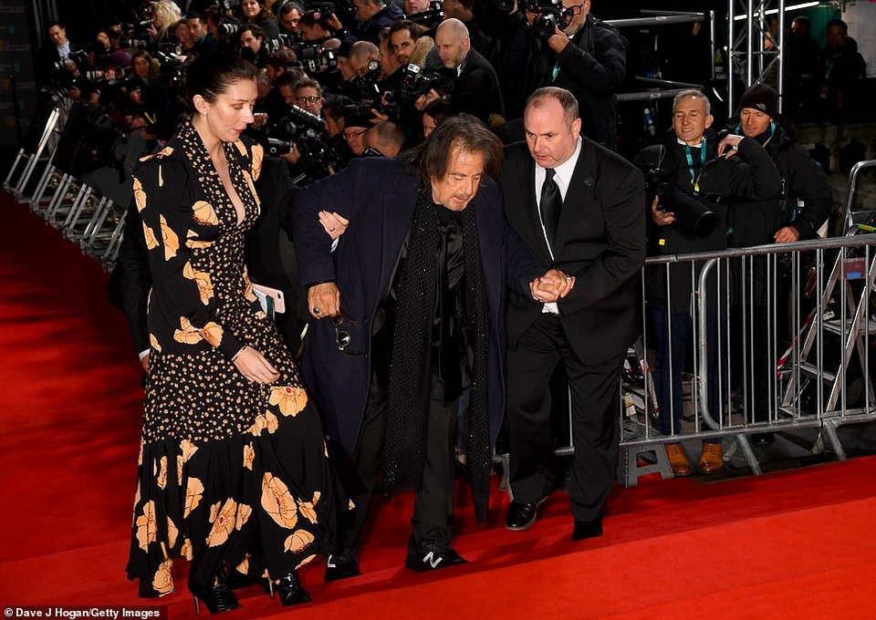Bố già Al Pacino bị ngã trên thảm đỏ - 4 Bố già Al Pacino bị ngã trên thảm đỏ - 4