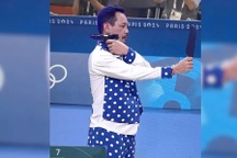 Sự thật bức ảnh xạ thủ Olympic quay người, ngắm bắn mục tiêu qua gương