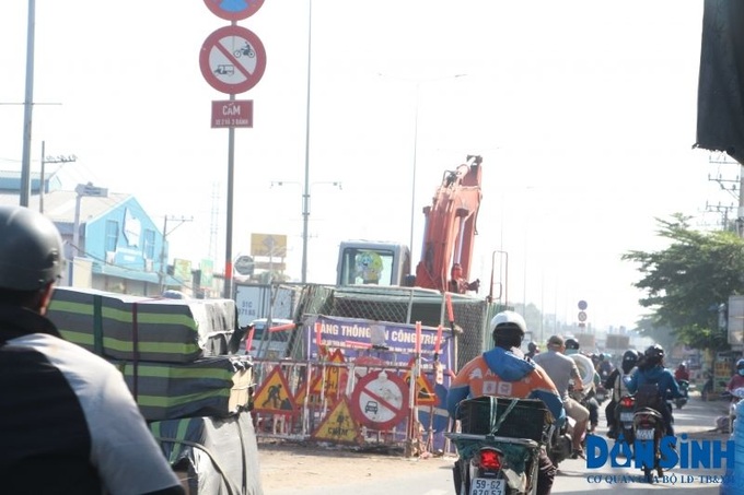 Công trình đào đường để sửa hệ thống thoát nước trên đường Quốc Lộ 1A, đoạn qua phường An Phú Đông (quận 12).