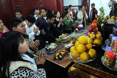 “Biển người” cầu may thâu đêm ở chợ Viềng 