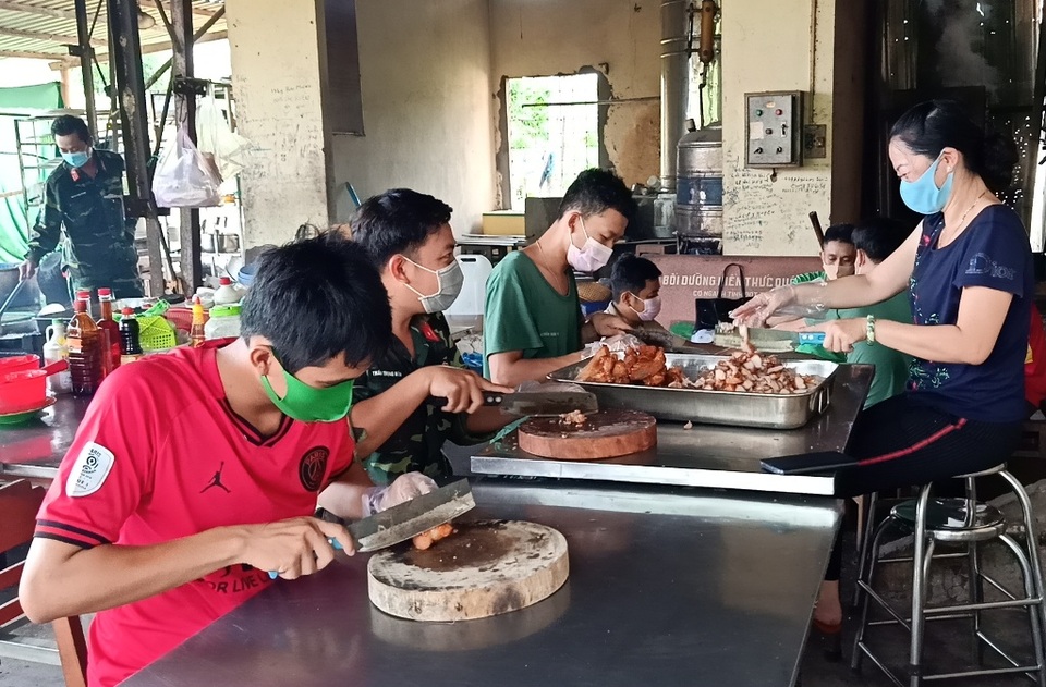 Áo chiến sĩ đẫm mồ hôi cho những suất cơm nghĩa tình trong khu cách ly - 7 Áo chiến sĩ đẫm mồ hôi cho những suất cơm nghĩa tình trong khu cách ly - 7