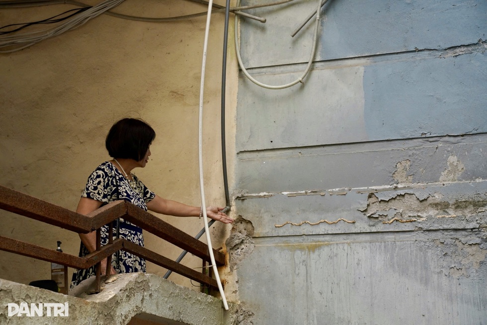 Hà Nội: Ở chung cư giá 2,5 tỷ đồng, đang ăn cơm tường rơi vào giữa mâm - 9 Hà Nội: Ở chung cư giá 2,5 tỷ đồng, đang ăn cơm tường rơi vào giữa mâm - 9