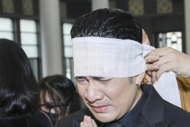 Quang Hà khóc nức nở khi hát chia biệt cha trong tang lễ