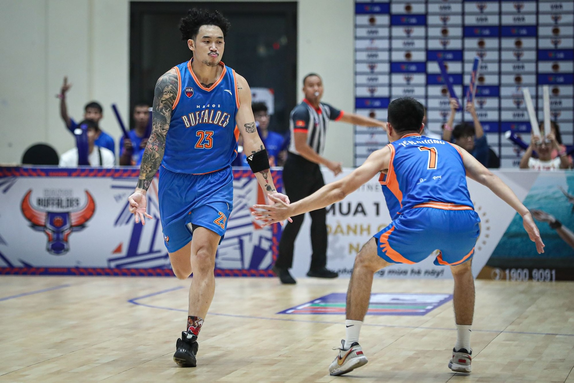 Ngôi sao tuyển Việt Nam tỏa sáng, Hanoi Buffaloes có chiến thắng ngược dòng - 14 Ngôi sao tuyển Việt Nam tỏa sáng, Hanoi Buffaloes có chiến thắng ngược dòng - 14