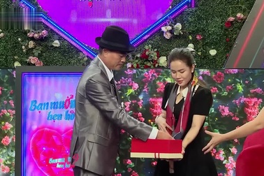 Vừa gặp, ông chủ hàng ăn tặng giấy trắng cho bà chủ tiệm spa