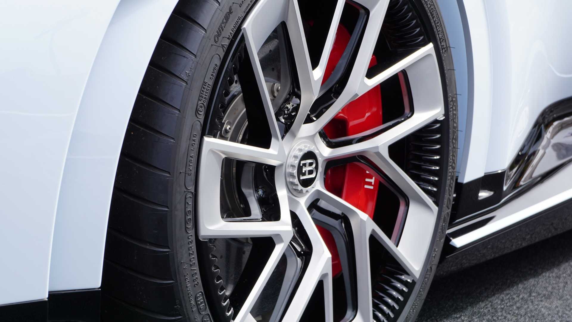 CR7 vung tiền mua siêu xe đắt nhất thế giới Bugatti Centodieci - 9