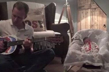 Bài hát người cha dành cho con gái 11 ngày tuổi gây "sốt"