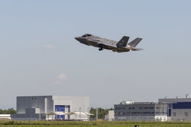 Chiến đấu cơ F-35 lần đầu thử nghiệm bắn hỏa lực trên không