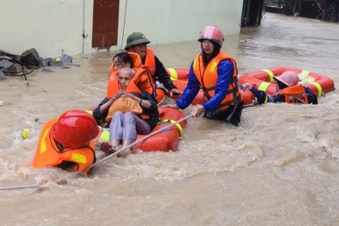 Công an, quân đội chạy đua với lũ giải cứu hàng nghìn người mắc kẹt