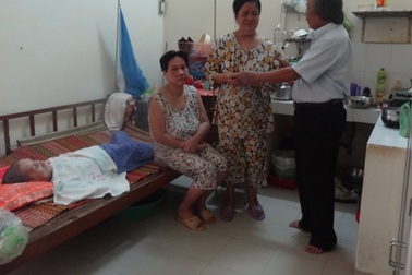 Trao hơn 11 triệu đồng đến người phụ nữ hơn 20 năm mang trên mình bộ “da cóc”