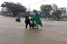 Vì sao Đà Nẵng và các tỉnh lân cận mưa to bất thường?