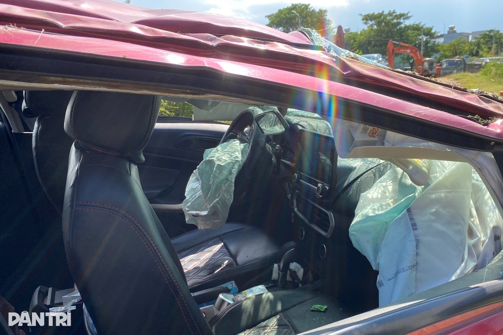 Xe ô tô mất lái lao xuống cầu, người dân phá cửa cứu 2 mẹ con mắc kẹt - 2