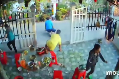 Khoảnh khắc bếp gas mini bất ngờ phát nổ ngay trên bàn ăn