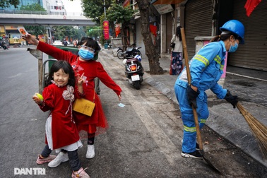 Tâm sự của chị lao công quét rác có 2 con gái theo chân đi làm mùng 1 Tết