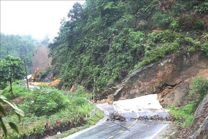 Mưa lớn đã làm khoảng 10.000 m3 đất, đá ta luy dương sạt lở, làm hỏng 300 m2 thảm bê tông mặt đường. Ảnh: Tuấn Anh/TTXVN.
