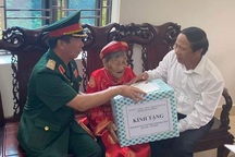 Người có công  được tặng quà Tết Nguyên đán 2021 với mức hơn 4 triệu đồng.