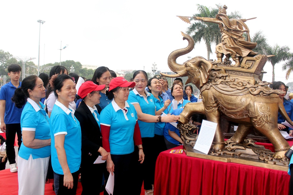 Trưng bày xin ý kiến nhân dân về mẫu phác thảo tượng đài Bà Triệu - 1 Trưng bày xin ý kiến nhân dân về mẫu phác thảo tượng đài Bà Triệu - 1