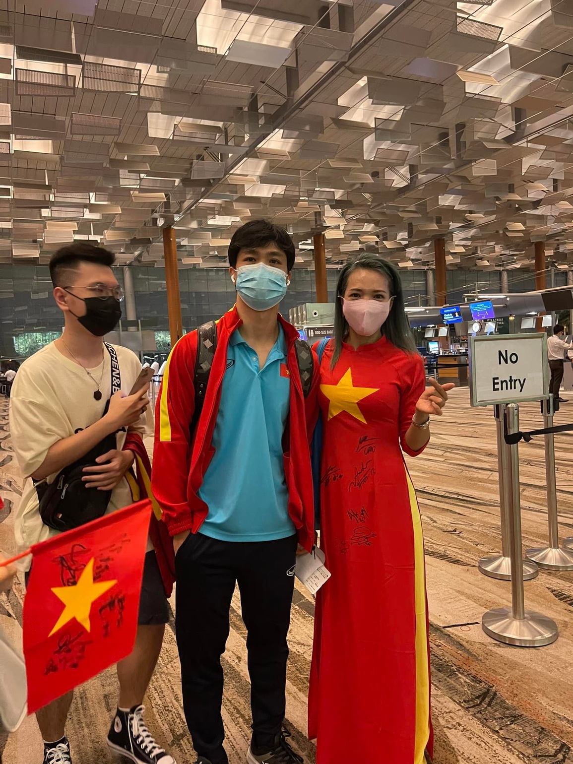 Người hâm mộ ra sân bay Singapore tiễn đội tuyển Việt Nam về nước - 3 Người hâm mộ ra sân bay Singapore tiễn đội tuyển Việt Nam về nước - 3