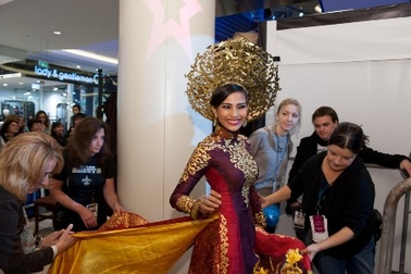 Trương Thị May sốt cao vẫn rạng rỡ trình diễn trang phục dân tộc