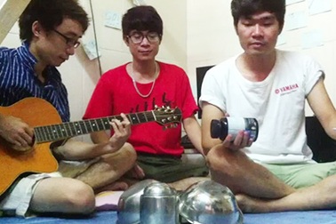 Độc đáo cover "Em của ngày hôm qua" bằng... xoong nồi, chén, phích