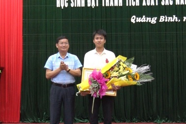 Nam sinh giành “cú đúp” HCV Quốc tế đón nhận Huân chương Lao động hạng Ba