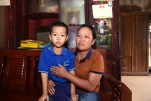 Mẹ nghèo làm lao công, chắt chiu từng đồng cứu con bị bệnh hiểm