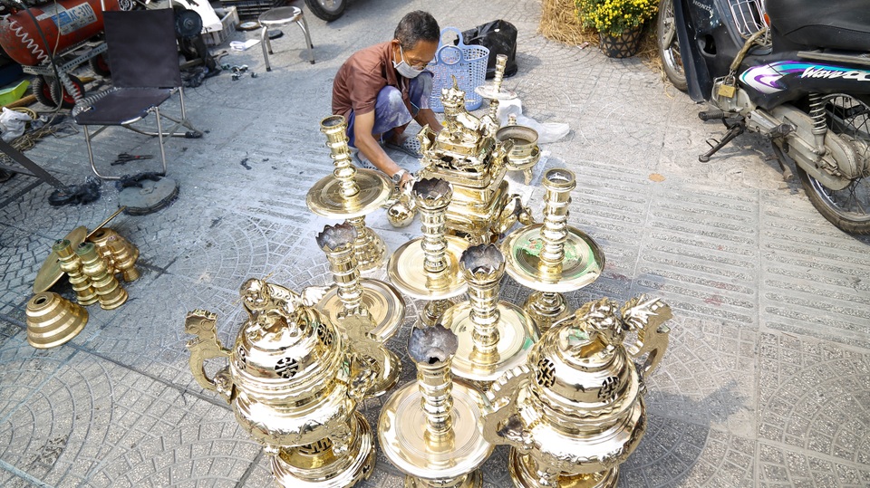 Thợ đánh bóng lư đồng thời Covid-19: Làm vì quen việc và từ cái tâm - 13 Thợ đánh bóng lư đồng thời Covid-19: Làm vì quen việc và từ cái tâm - 13