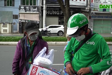 Chàng shipper xứ Tây Đô dành tiền công mua cơm tặng người nghèo
