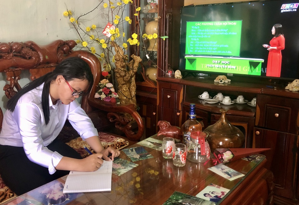 Gia Lai: Học sinh lớp 9 hưởng ứng chương trình ôn tập trên truyền hình - 2 Gia Lai: Học sinh lớp 9 hưởng ứng chương trình ôn tập trên truyền hình - 2