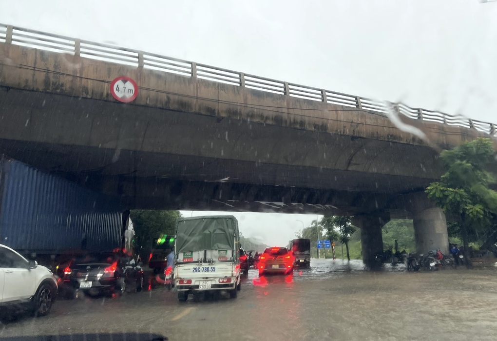 Hà Nội: Dân văn phòng dầm mưa cả sáng, đến chỗ làm chỉ kịp giờ... cơm trưa - 3 Hà Nội: Dân văn phòng dầm mưa cả sáng, đến chỗ làm chỉ kịp giờ... cơm trưa - 3