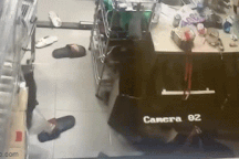 Sau khi khua khoắng, tên trộm thản nhiên ngồi đếm tiền tại nhà gia chủ