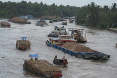 Chìm tàu chở 50 tấn xi măng