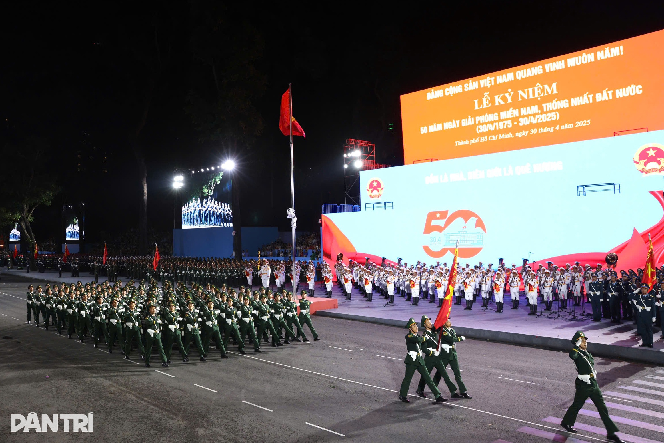 View - Đoàn quân diễu binh trùng trùng như sóng tại buổi sơ duyệt đại lễ 30/4 | Báo Dân trí