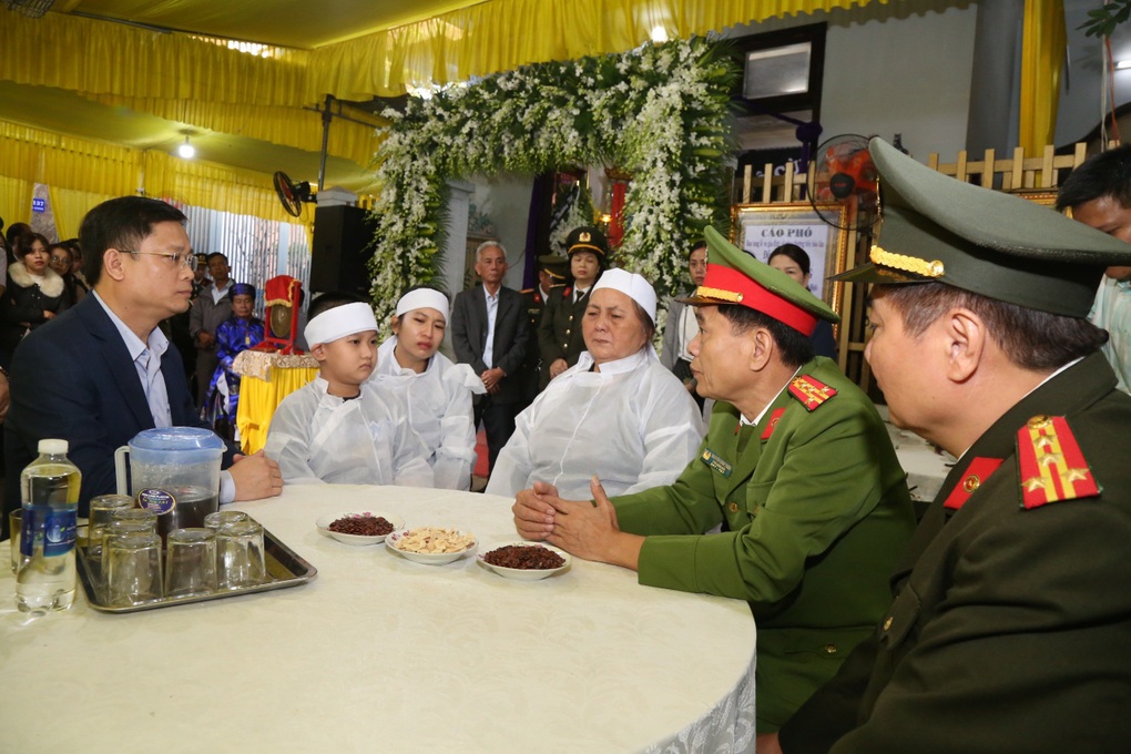 Truy tặng bằng khen cho Phó Trưởng Công an phường hy sinh - 1 Truy tặng bằng khen cho Phó Trưởng Công an phường hy sinh - 1