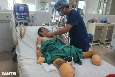 Đau lòng cảnh "sống không bằng chết" của người cha bị cắt cụt chân tay